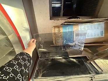 Стеклянные стелажи,есть много