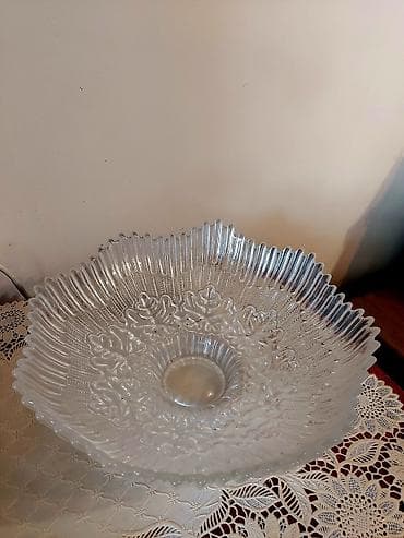 coffee table: Продаю срочно сервиз кофейный, столовый. Привезла с Дубая. 
Тел — 7