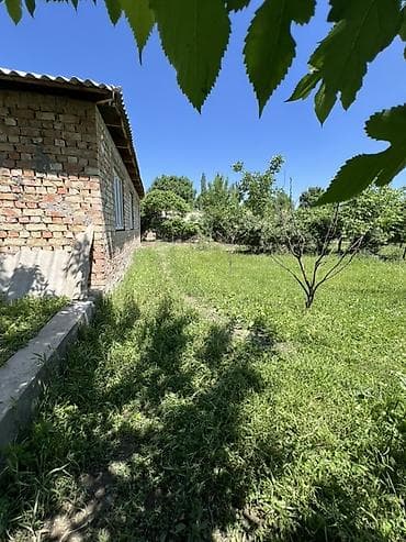 Недвижимость: Продаётся одноэтажный кирпичный дом с участком. Основное: - Материал — 2