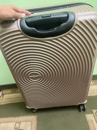 национальные платье на прокат: Чемодан "Escape" бежевого цвета с рельефным спиральным узором на одной — 2