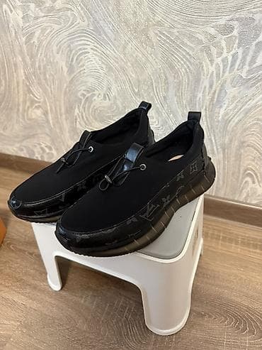 Жеке буюмдар: Эркектердин кроссовкасы, 39, Louis Vuitton, Колдонулган, түсү - Кара, Акысыз жеткирүү — 1