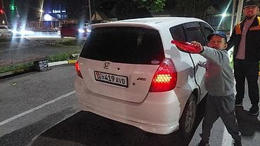 недорогие электромобили: Honda Fit: 2003 г., 1.3 л, Автомат, Бензин, Хэтчбэк — 4