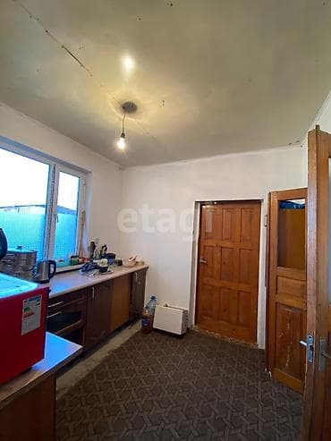 Дома: Продаётся жилой дом с несколькими комнатами. Планировка классическая — 5