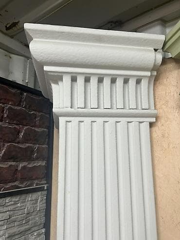 Декоративная архитектурная колонна с рифлёным стволом и выраженным