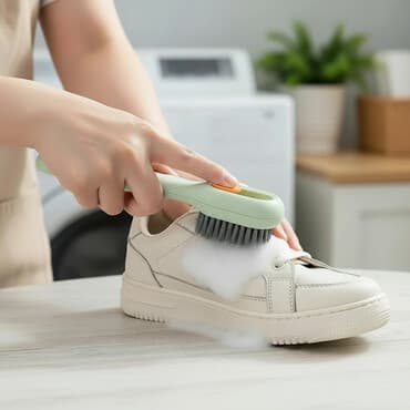Щетка-дозатор для чистки обуви и бытовых поверхностей - Цвет: зеленый at lalafo.kg Щетка-дозатор для чистки обуви и бытовых поверхностей - Цвет: зеленый