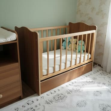 детские кроватки новые: Манеж-кровать, Б/у, С комодом, Дерево — 1