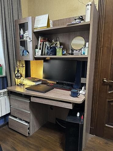 угловой компьютерный стол с надстройкой: Компьютерный стол, С полками — 2