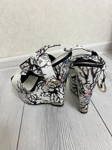Босоножки, сандалии, шлепанцы: Босоножки, 39, Calvin Klein, Новый, цвет - Белый, Бесплатная доставка — 1