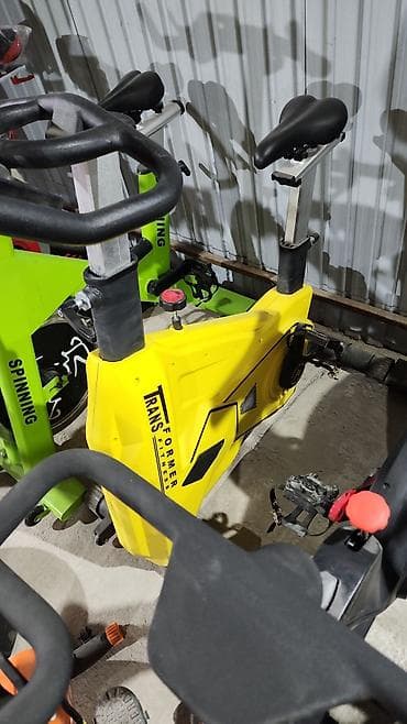 Велотренажер Transformer Fitness в желтом корпусе. Оборудован удобным