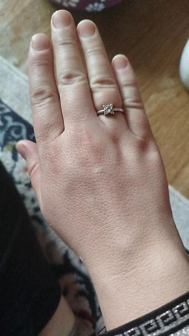 белый: Кольцо с камнем-солитером - Элегантное тонкое кольцо из белого — 1