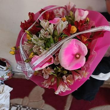 розы из ленты: Букеты из свежих цветов - Пышный смешанный букет в яркой розовой — 5