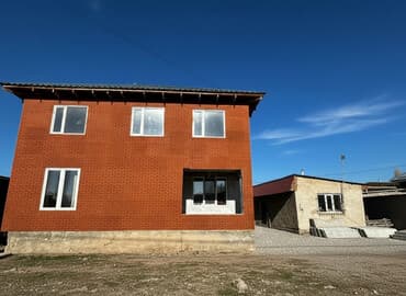 дом оскон ордо: Дом сатылыт. 2 кабаттуу. 1 этаж евро ремонтту менен буткон. 2 этажы — 1