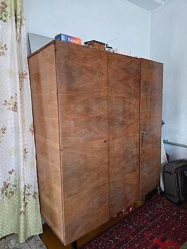 комод с зеркалом цена: Трехдверный платяной шкаф из шпона под натуральное дерево. Описание — 2