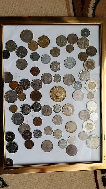 Коллекция монет в рамке - Набор разноматериковых монет, оформленных