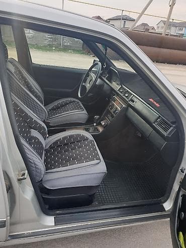 b class: Mercedes-Benz W124: 1989 г., 2 л, Ручные, Бензин, Седан — 5