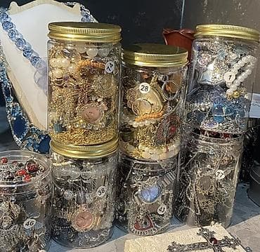 сундук резной: Декоративные стеклянные банки-органайзеры для украшений в винтажном — 4