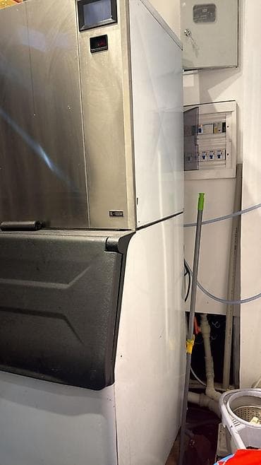 Промышленный льдогенератор с бункером хранения. - Тип льда: кубики — 2