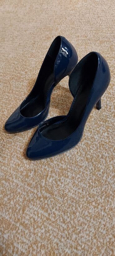 Киреге берилүүчү кийимдер: Продаются туфли новые, натуральная лакированная кожа, размер 35. Цена — 4