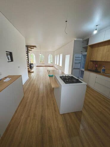 Ижарага берем Офистик, 220 м², Менчик үйдө, Тоолор көрүнүп турат, Өзүнчө ашканасы менен, Өзүнчө кире бериши менен