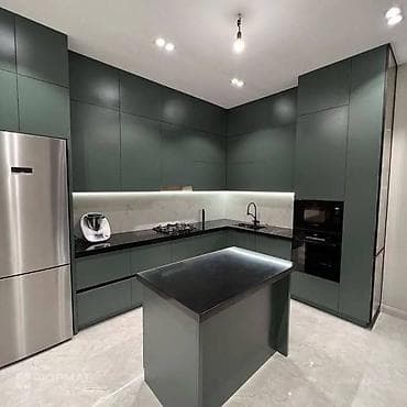 silver kitchen: Кухонный гарнитур в современном минималистичном стиле с островом. - — 1