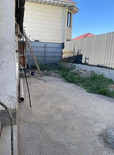 Дома: 🏡 Продаётся 3-комнатный дом в мкр. Достук! 📐 Площадь дома: 72 м² 🌿 — 4