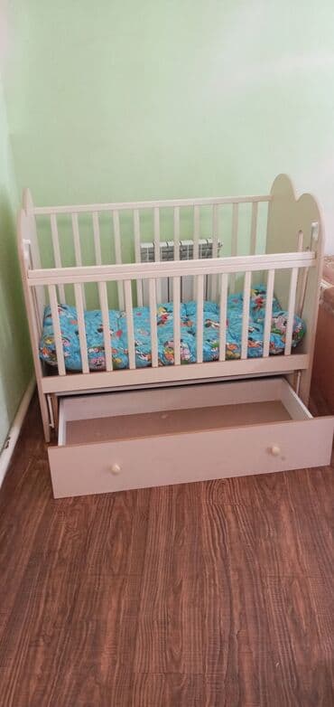 садовые столы и стулья: Детская кровать-качалка с поперечным маятником и с большим выдвежным — 1