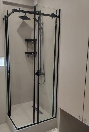 Душевые ограждения и двери из закалённого стекла с черным матовым