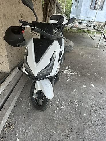 Мототехника: Скутер 50 см³ (вариатор) - Кузов: белый с черными и красными — 3