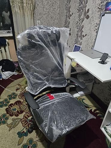 Офисные кресла: Эргономичное офисное кресло с сетчатой спинкой и подголовником — 5