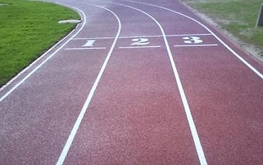 Резиновое покрытие для беговых дорожек с разметкой. Покрытие имеет