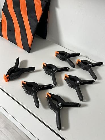 тиски слесарные маленькие: 1 шт - 300сом зажимов-прищепок для столярных и бытовых работ. - — 1