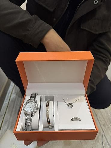 real techniques: Подарочный набор ювелирных аксессуаров в коробке. Состав набора: - — 2