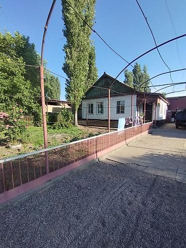 Кыймылсыз мүлк: Дом в селе Будёновка сарай сеновал гараж на 2 машины с ямой вавремянка — 1