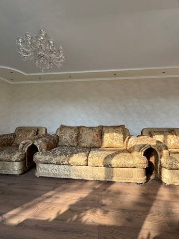 длинные диваны: Прямой диван, Б/у, Трехместный — 1