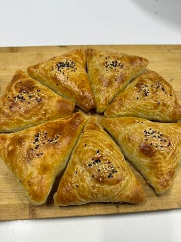 продаю буфет: Самса треугольная, румяная и слоистая, посыпанная кунжутом (белым и — 2