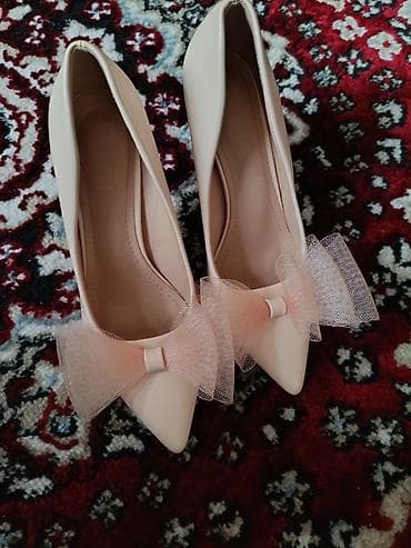 обувь 44: Туфли-лодочки бежевого оттенка с декоративными бантами из сетки. - — 2