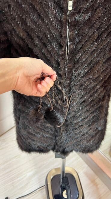 Жынсылар: Продаю норковую жилетку с капюшоном. Размер S. Состояние 8 из 10ти — 4