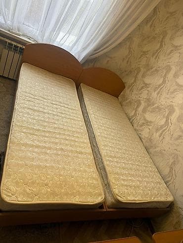 спальные детский: Двухместный учебный уголок + две односпальные кровати Комплект мебели — 4