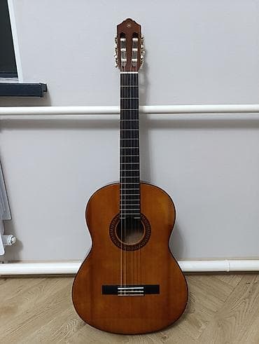Продаю. Классическая гитара Yamaha (логотип на головке грифа)