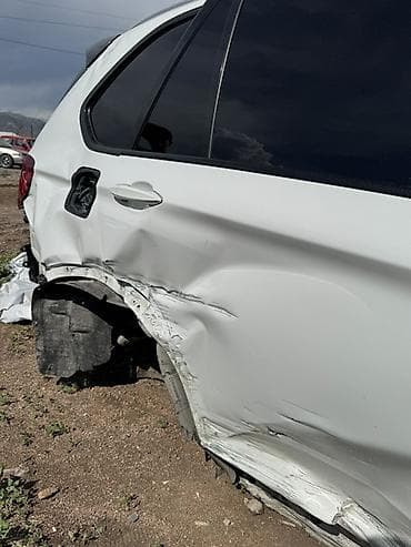 bmw e9: BMW X5, белый цвет, под разбор или восстановление. По фото видно: - — 1