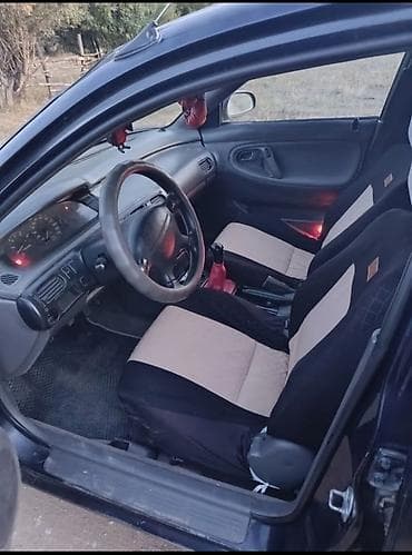 roewe ei6: Лифтбек/хэтчбек темно-синего цвета, 5 дверей. Просторный салон с двумя — 5