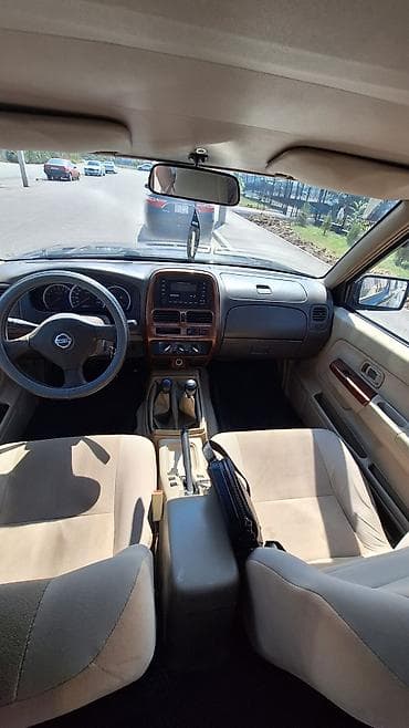 Nissan Navara: 2015 г., 2.4 л, Механика, Бензин, Пикап — 9