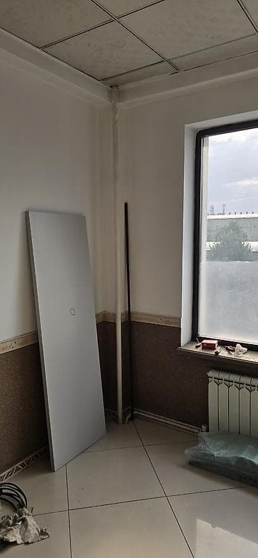 офис бишкек: Аренда офисов, 40 м², В бизнес центре, 1 линия, С отдельным входом, С отдельным сан узлом — 1