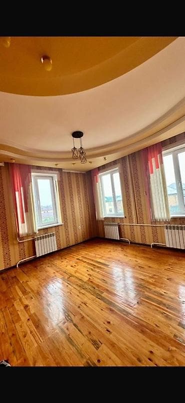 двух этажный дом: Предлагается двухэтажный дом с просторным двором. Дом имеет прочный — 6