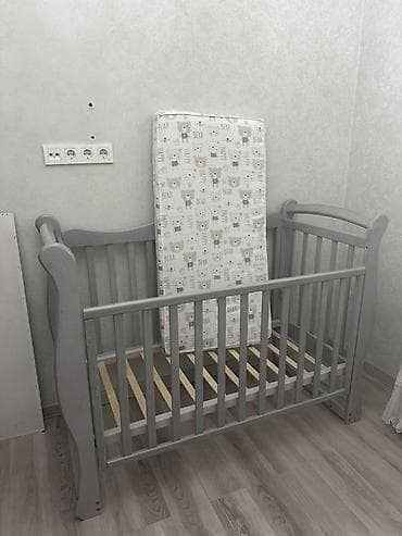 одна спальня кровать: Детская кроватка с матрасом. Есть балдахина. Есть с низу полка надо — 2