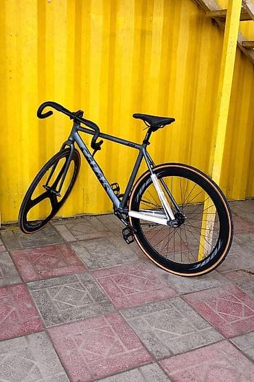 Фикс-байк/трековый велосипед с агрессивной геометрией рамы — для