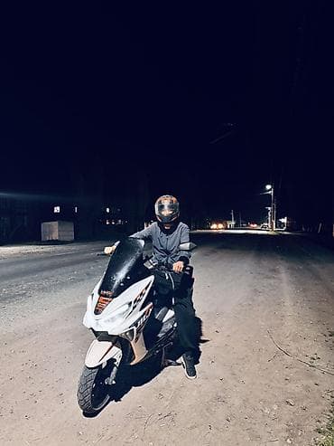 Скутер/максискутер городского класса - Кузов: белый с контрастными