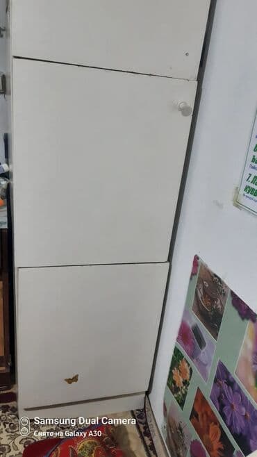 кухонные навесные шкафы: Белый кухонный шкаф-пенал с тремя секциями. Особенности: - Узкий — 4