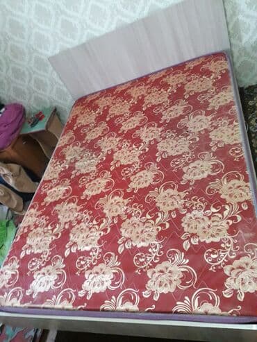 кровати 2 ярусные: Кровать двуспальная, размер матраса 140 на 190, б/у — 5