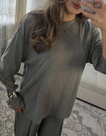 трикотажные тройки: Женский трикотажный костюм из мягкого джерси в спокойном сером цвете — 3